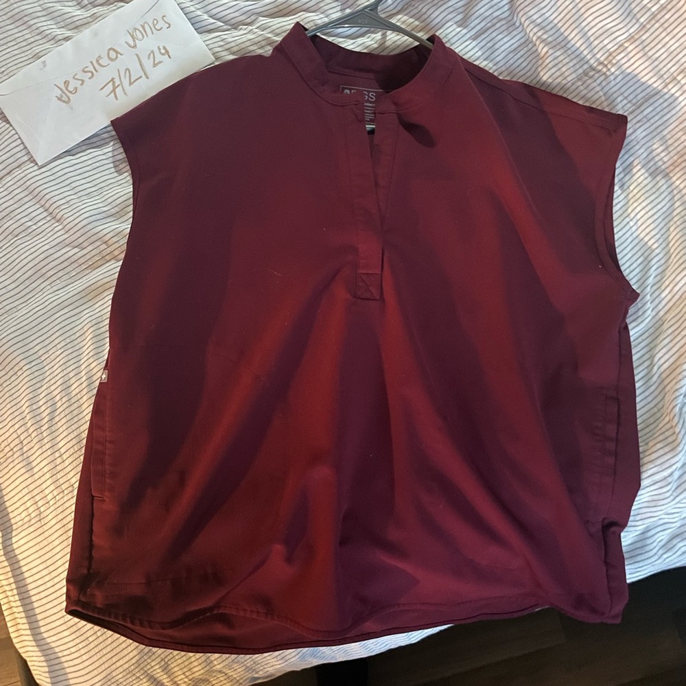 FIGS Rafaela Scrubtop - Burgundy